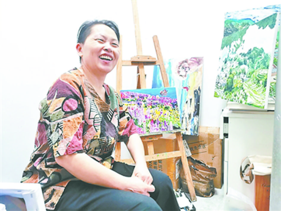王柳云（左圖）出版首部長篇《風(fēng)吹起了月光》。（受訪者供圖）