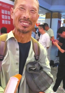 河南農(nóng)民工劉詩(shī)利參加作家陳行甲新書分享會(huì)。圖據(jù)人民日?qǐng)?bào)客戶端