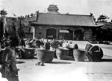 侵華戰(zhàn)爭時，日軍盯上了故宮里的大銅缸　　經(jīng)歷了歲月的洗禮之后，這些水缸作為故宮文化的組成部分，向人們訴說著它們見證的歷史變遷。[詳細(xì)]