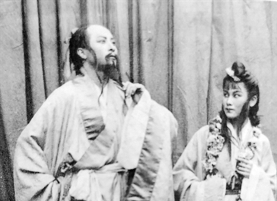 抗戰(zhàn)戲劇，紅幕赤聲撥時弦　　當(dāng)正常的舞臺演出被戰(zhàn)爭打斷，戲劇從某種程度上就已經(jīng)超越內(nèi)容本身，成為民族解放戰(zhàn)爭的一部分。[詳細(xì)]