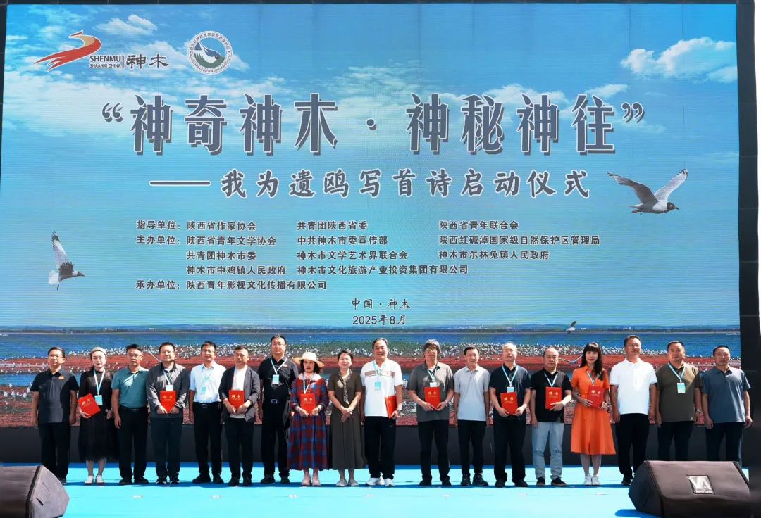 主辦單位領(lǐng)導(dǎo)為評委會成員頒發(fā)聘書