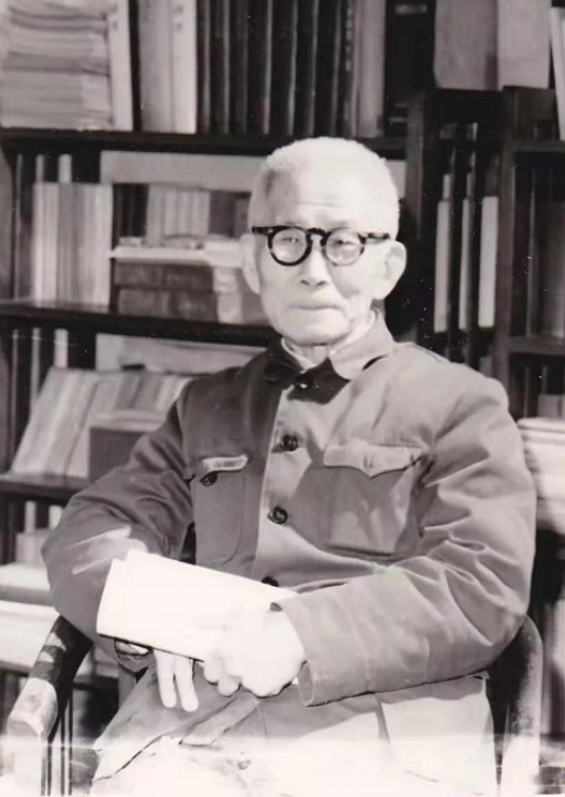 1940年元旦，巖洞里的松花糖　　中國現代文學館珍藏的楊晦抗戰(zhàn)日記（1937-1940），以私人化的書寫為抗戰(zhàn)時期的桂林文化生態(tài)留下了珍貴注腳。其中1940年元旦前后的兩篇日記，以“乘車票價”“空襲警報”“友人交往”等日常碎片，拼貼出大后方知識分子在戰(zhàn)火中的生存圖景。[詳細]