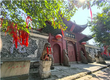 不止西南聯(lián)大，一位作家對十所抗戰(zhàn)內遷大學的追尋　　這是一場持續(xù)8年的行走，和十條穿越硝煙的遷徙之路。2017年春，四川作家聶作平……[詳細]