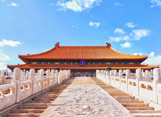 太和殿見證日軍投降儀式　　廣場上民眾歡呼雀躍，情緒高亢，氣氛熱烈。軍樂隊凱歌高奏，禮炮齊鳴。隨后全體肅立，為在抗日戰(zhàn)爭中犧牲的中國將士默哀……[詳細]