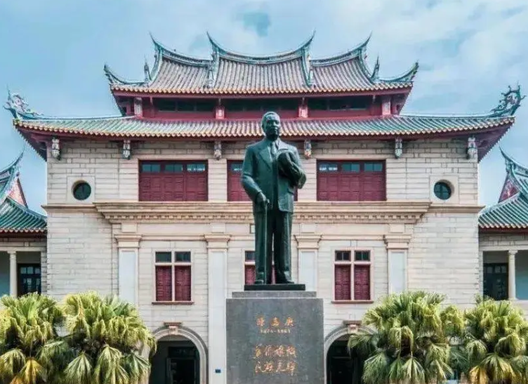 陳嘉庚1940年考察抗戰(zhàn)中的中國大學　　陳嘉庚（1874—1961）是著名愛國華僑領袖，被毛澤東譽為“華僑旗幟，民族光輝”。[詳細]