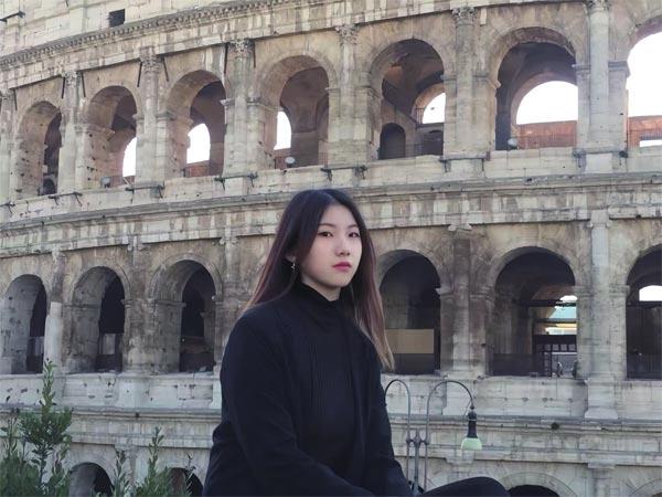 眉師娘，本名張眉，95后網(wǎng)絡(luò)文學(xué)作家。代表作品《奔騰年代——向南向北》獲第五屆現(xiàn)實(shí)題材網(wǎng)絡(luò)文學(xué)征文大賽特等獎(jiǎng)，《云去山如畫》獲第九屆現(xiàn)實(shí)題材網(wǎng)絡(luò)文學(xué)征文大賽特別獎(jiǎng)。