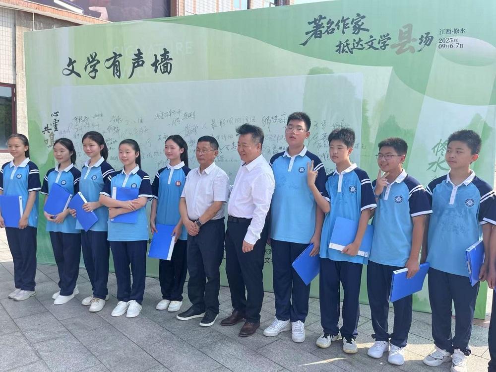 邱華棟、阿來與朗誦阿來詩歌的學生合影