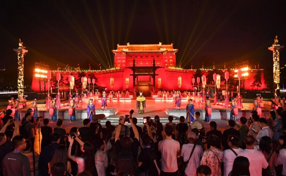 9月14日晚，一場充滿唐韻的歡迎儀式在西安永寧門盛大開場，歡迎參加2025國際青春詩會的拉美詩人和中國詩人。