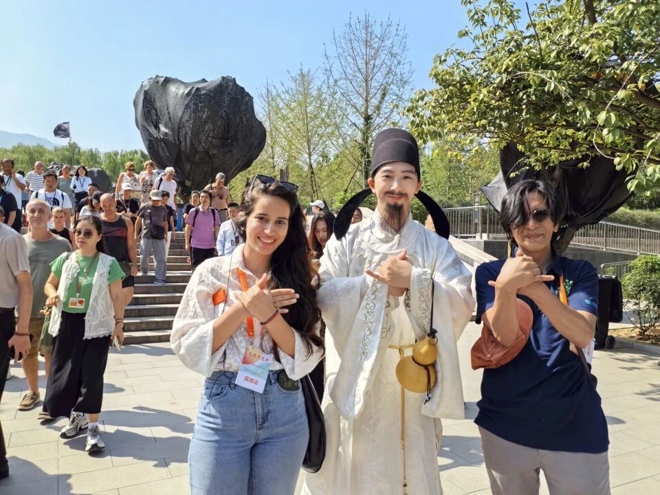 古巴詩人吉賽爾·露西亞·納瓦羅與厄瓜多爾詩人阿古斯廷·瓜姆博，向“李白”學(xué)習(xí)叉手禮