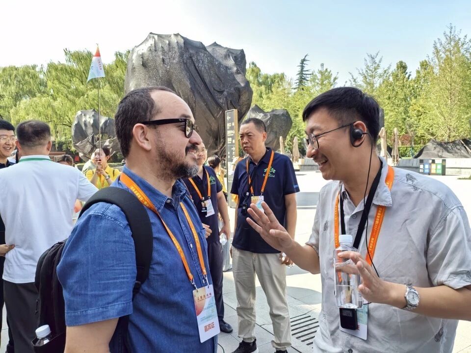 中國詩人李壯與巴西詩人塔爾索·德·梅洛參觀完秦始皇帝陵博物院后交談，李壯告訴梅洛，西安地下文物眾多，在我們腳下也許也有古代的文物遺存。