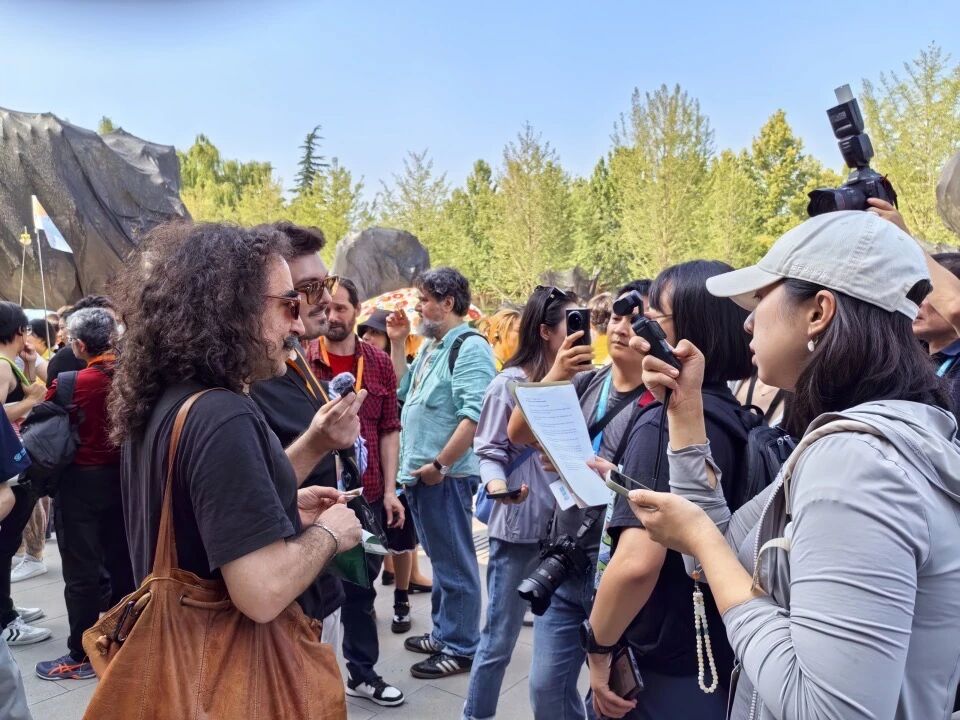 阿根廷詩人巴勃羅·卡查季安、馬克西米利亞諾·萊尼亞尼接受記者采訪