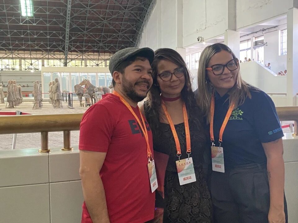 巴拿馬詩人哈維爾·阿爾瓦拉多（左）、哥倫比亞詩人法迪爾·德爾加多（中）、委內(nèi)瑞拉詩人因迪拉·卡爾皮奧·奧利沃在秦始皇帝陵博物院合影