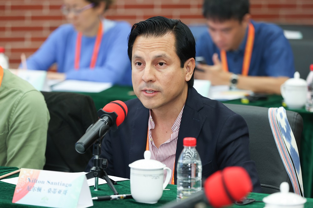 秘魯詩(shī)人尼爾頓·桑蒂亞哥