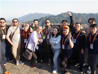 長城上，千年斑駁成詩，訴予我聽