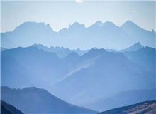 每個字都很珍貴　　珍惜當下，努力去寫，對寫下的每一個字負責。于我而言，每一個字都非常珍貴，如同古老的碑刻。[詳細]