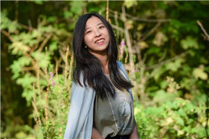 兒童繪本：獲獎作品《媽媽的剪影》作者：彎彎 劉雪純         獲獎感言我和媽媽劉雪純一起創(chuàng)作的這本書，正如它的名字，其靈感來源于我的媽媽。書里的剪紙，都是她30年前用最質(zhì)樸的剪刀語言，鐫刻下的生命印記。她剪下春耕秋收的田埂，剪下灶臺邊的飯菜香氣，剪下縫紉機踏板的吱呀作響。