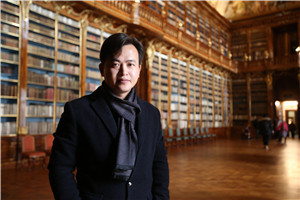 科幻文學：獲獎作品《火苗照亮宇宙：暗生命傳奇》作者：王威廉         獲獎感言小時候，我第一次讀到鄭文光先生的《飛向人馬座》，書中描繪的浩瀚宇宙和中國少年探索黑洞的勇氣深深震撼了我，讓我對深空充滿了無限的好奇與想象。從那時起，對未知世界的探索欲望便埋藏在我的心里。