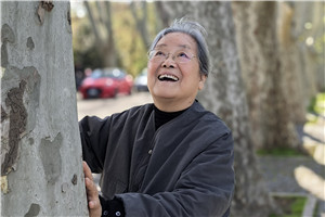 兒童繪本：獲獎作品《不能沒有》作者：蔡皋         獲獎感言書里最先出現(xiàn)的光是陽光。我有種植花草的習慣，跟植物打交道其實就是和陽光打交道。光的滋養(yǎng)與體驗積累得多了，有一天，會被兒童猛地“點醒”。比如，我的小孫子就跟我說……