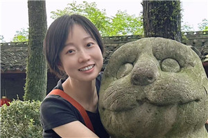 童話：獲獎作品《外婆變成了麻貓》作者：慈琪         獲獎感言關于外婆的童話獲獎了，我心中百感交集。我無法和外婆分享喜悅，因為她不會知道發(fā)生了什么，即便知道，也會很快忘記。如今的她，生活在許多“全新”的一分鐘里，高興是一分鐘，生氣是一分鐘……