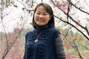 小說：獲獎作品《狼洞的外婆》作者：王勇英         獲獎感言我出生在一個叫大車的客家村莊。童年時代，村里經(jīng)常有劇團、戲班來演采花劇、唱木鬼戲等。小時候我們沒有課外書看，但有很多戲看，那是在鄉(xiāng)村戲臺上、打谷場上演的故事，是最鄉(xiāng)土的“書”。