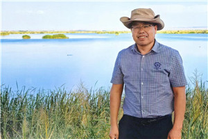 小說：獲獎作品《額吉的河》作者：許廷旺         獲獎感言在阿拉善流傳著“半袋冰糖”的故事。當年一對年輕夫婦給上海孤兒送些牛奶、黃油。妻子看到一個男孩，兩歲了，不會坐不會爬，大腦袋小細脖。男孩與她特別親，臨走時哭鬧不止。當晚，夫婦商議領養(yǎng)男孩。