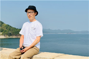 詩歌：獲獎作品《我知道所有問題的答案了》作者：童子         獲獎感言我曾經(jīng)以為，人生是一條拋物線，從出生的起點慢慢爬上高峰，再慢慢滑落低谷。如果按人的生理表現(xiàn)，是這樣的。但我越來越意識到，人之所以為人，是因為我們有靈魂。靈魂可以不被身體束縛……