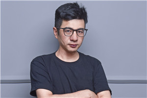 小說：獲獎作品《大河的歌謠》作者：大秀         獲獎感言我出生在魯西南黃河畔，大學畢業(yè)后生活在紅船旁。江南文化的細膩與齊魯大地的渾厚共同造就了我的文學語言。我為什么要書寫黃河？因為對我而言，黃河不僅是地理上的故鄉(xiāng)，更是我所創(chuàng)建的文學故鄉(xiāng)。