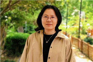 小說：獲獎作品《萬花筒》作者：陸梅         獲獎感言回想寫《萬花筒》的心境，有點做夢的感覺。我似乎完全沉浸在文字所構建的那個世界里，心里有一個執(zhí)念：就想借孩子的眼睛，看看我生活的這座城市——不是作為背景，而是進入縱深。