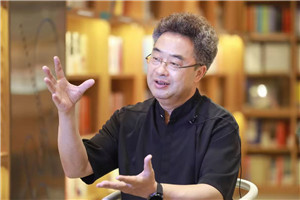 小說：獲獎作品《方一禾，快跑》作者：祁智         獲獎感言我小的時候，父親在外地做教師，我和媽媽生活在鄉(xiāng)下。媽媽身體很差。經(jīng)常救護車突然呼嘯而來又呼嘯而去，把媽媽接走了。過幾天，救護車又突然呼嘯而來、呼嘯而去。下午放學回家，我看到媽媽躺在床上，虛弱得像一張紙。