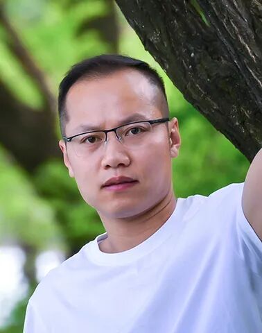   范墩子     西安市文學(xué)藝術(shù)創(chuàng)作研究室專業(yè)作家。在《人民文學(xué)》《江南》《青年作家》《滇池》等期刊發(fā)表近百萬字，已出版《抒情時(shí)代》《虎面》《我從未見過麻雀》《去貝加爾》《小說便條》等作品。曾獲陜西青年文學(xué)獎(jiǎng)、《滇池》文學(xué)獎(jiǎng)最佳小說獎(jiǎng)、長(zhǎng)安散文獎(jiǎng)等。