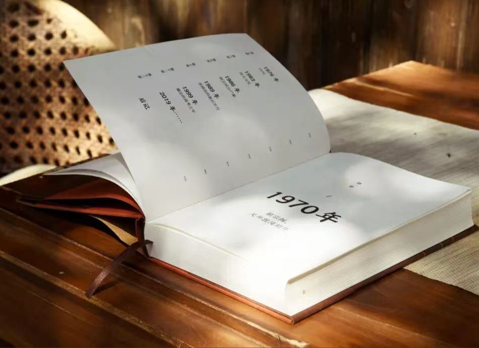 《璩家花園》：雅要雅得透，俗也要俗得透活躍在璩家花園里的各色人等構(gòu)成了一個具體而微的市井社會，開啟了各自的市井人生。[詳細]