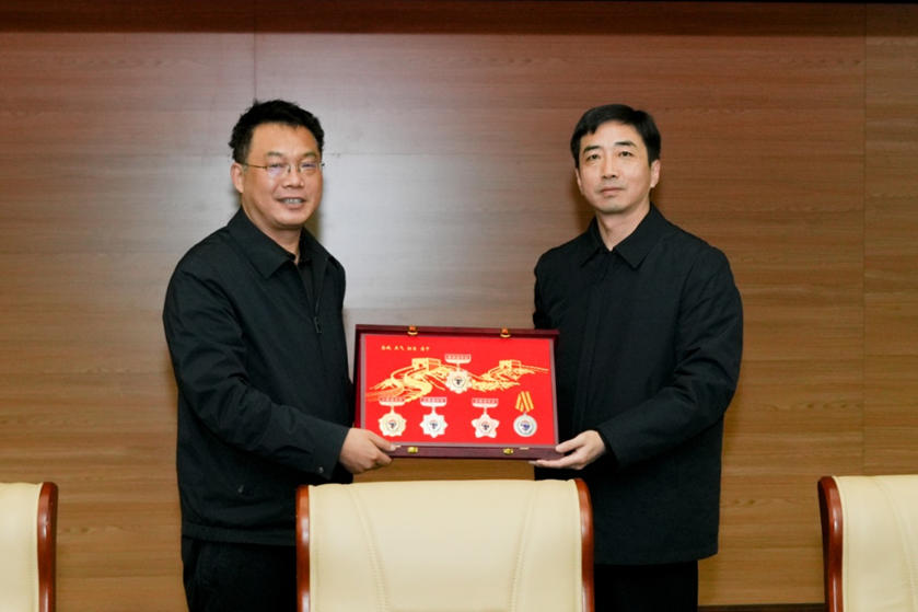 石家莊市公安局政治部主任崔勇向《中國(guó)作家》雜志社主編李云雷贈(zèng)送紀(jì)念品。