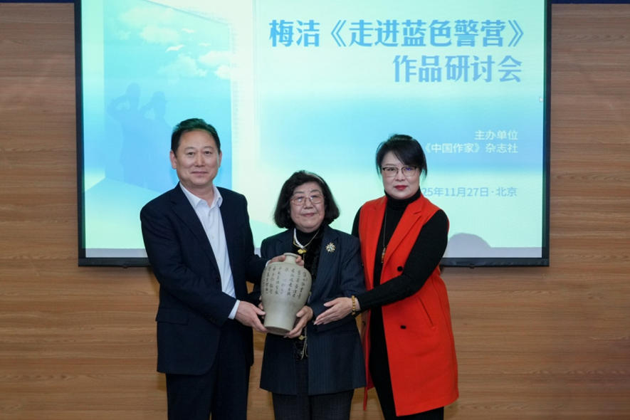 河北省公安廳副廳長(zhǎng)，石家莊市副市長(zhǎng)、公安局局長(zhǎng)梁昆同志和晏鈞工作室代表席寧共同向梅潔老師贈(zèng)送“梅瓶”。