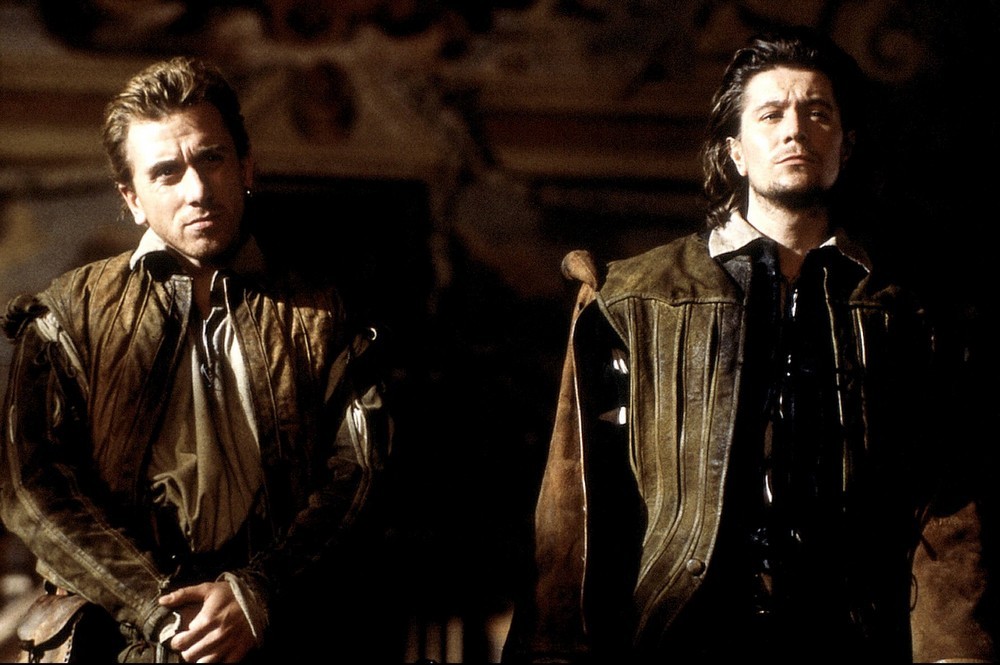 電影《君臣人子小命嗚呼》由蒂姆·羅斯和加里·奧德曼主演。