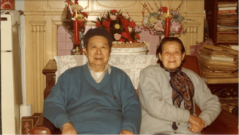 施蟄存與陳慧華結(jié)婚六十年紀(jì)念合影，1988年12月2日。