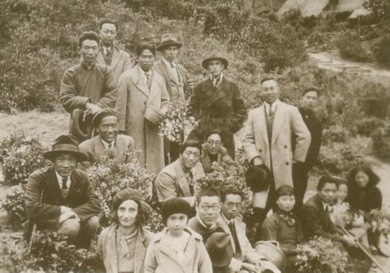 1936年林風(fēng)眠帶領(lǐng)杭州國(guó)立藝專教師們到超山郊游并憑吊吳昌碩墓（前排左起為林風(fēng)眠、妻子艾麗絲、女兒蒂娜）林風(fēng)眠（約1930年代）