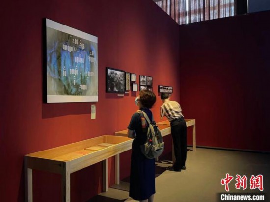 展覽現(xiàn)場?！⊥τ?攝