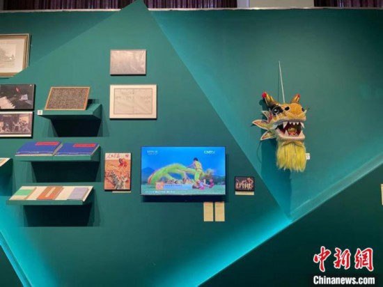 除了畫作、雕塑等，非遺也在現(xiàn)場展出?！⊥τ?攝