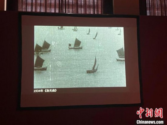 耳熟能詳?shù)摹稘O光曲》在現(xiàn)場播放。　童笑雨 攝