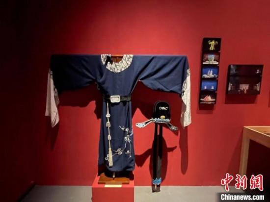 現(xiàn)場展出的戲服。　童笑雨 攝