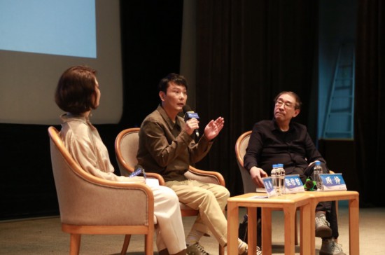 上圖講座現(xiàn)場(chǎng)，左起依次是主持沈祎；歌手、收藏家張信哲；復(fù)旦大學(xué)新聞學(xué)院教授顧錚。