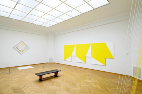 海牙藝術(shù)博物館“移動的蒙德里安”展覽現(xiàn)場，蒙德里安作品與當代藝術(shù)家作品并陳。