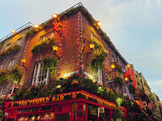 圣殿酒吧：都柏林有上千家酒吧，每到傍晚時分，市中心的圣殿酒吧（Temple Bar）街區(qū)總是熱鬧非凡，人數(shù)最多的恐怕要數(shù)同名的圣殿酒吧。
